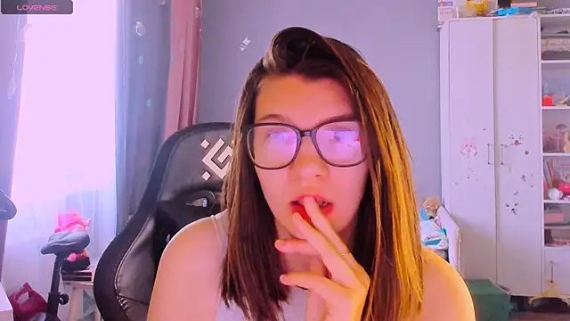 Snapshot of MollyLollipop chatting on June 3, 2026, 3:31 am MollyLollipop online show from June 3, 2026, 3:31 am
