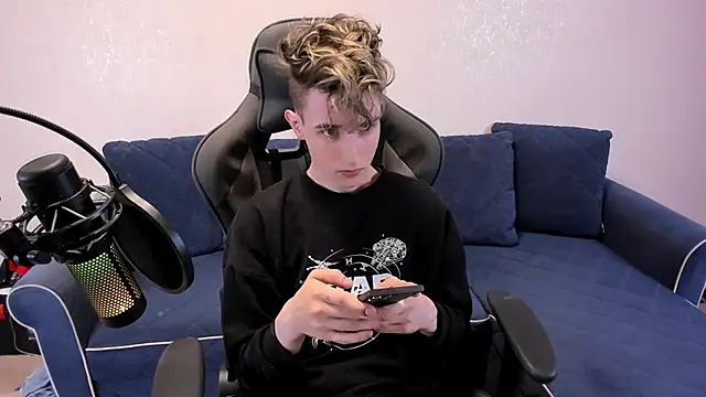 James Mills online show from November 6, 2025, 6:42 pm