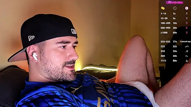 DominantTheo online show from November 30, 2025, 3:43 am