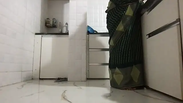 Snapshot of Riyasingh9 chatting on November 11, 2025, 4:23 am Riyasingh9 online show from November 11, 2025, 4:23 am