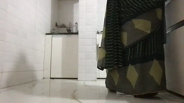 Snapshot of Riyasingh9 chatting on November 18, 2025, 4:17 am Riyasingh9 online show from November 18, 2025, 4:17 am