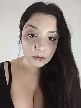 Snapshot of -m00n- chatting on August 9, 2026, 8:58 pm -m00n- online show from August 9, 2026, 8:58 pm