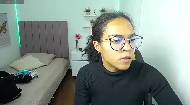 Snapshot of Nina_lovee_ chatting on March 18, 2025, 12:47 pm Nina lovee online show from March 18, 2025, 12:47 pm