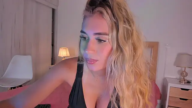 Snapshot of missjuliaa_ chatting on December 18, 2024, 3:15 am missjuliaa online show from December 18, 2024, 3:15 am