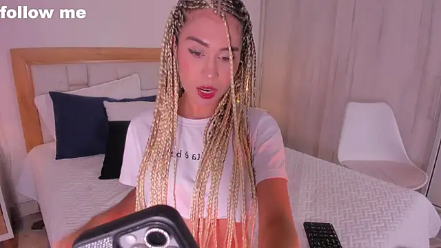Snapshot of missjuliaa_ chatting on February 27, 2025, 3:25 am missjuliaa online show from February 27, 2025, 3:25 am