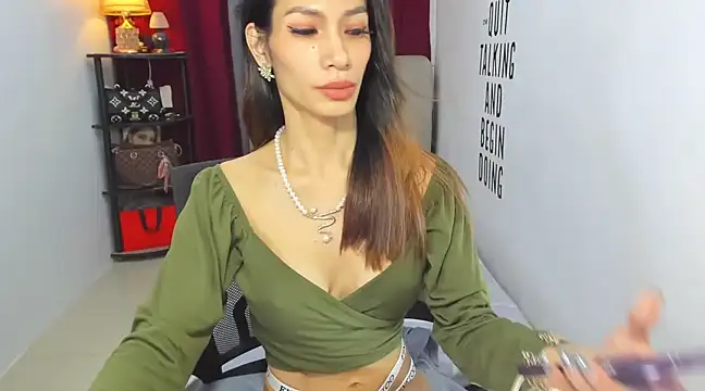 Snapshot of Trixie_Mattel21 chatting on March 5, 2025, 9:48 pm Trixie Mattel21 online show from March 5, 2025, 9:48 pm