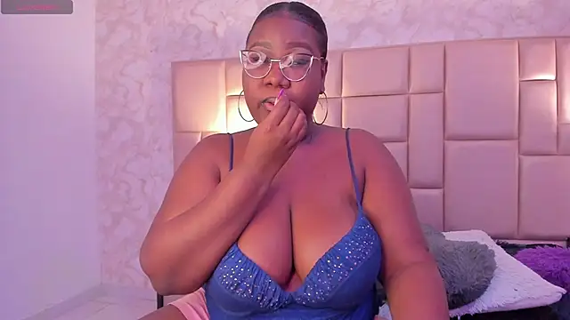 Snapshot of Darnellqueen chatting on December 13, 2024, 10:19 am Darnellqueen online show from December 13, 2024, 10:19 am