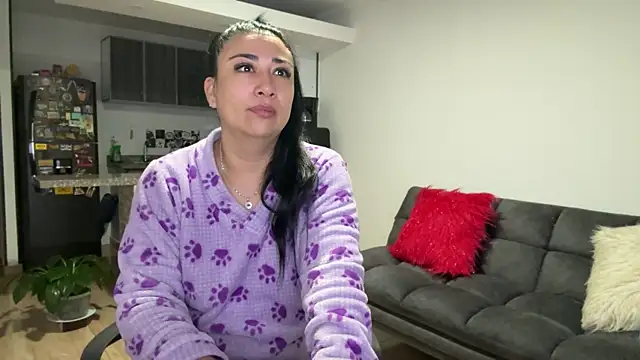 Karina Yang online show from April 10, 2026, 10:42 am