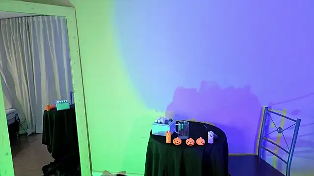 MiaFranklyn online show from October 31, 2025, 2:18 pm