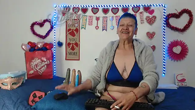 loquitaqueen011 online show from February 10, 2025, 8:42 pm