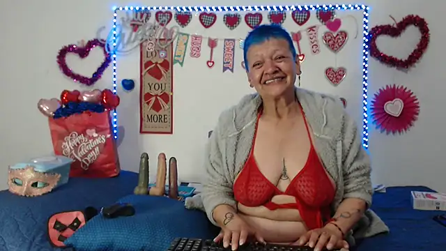 loquitaqueen011 online show from February 15, 2025, 11:25 pm