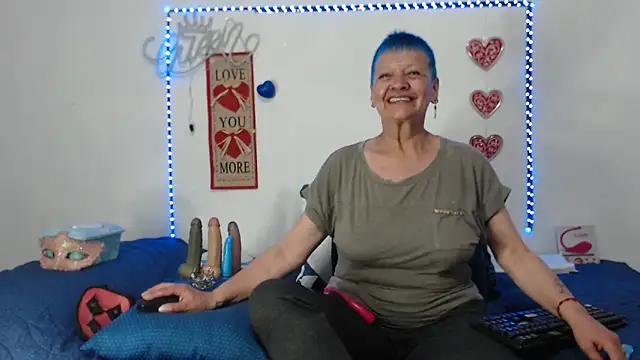 loquitaqueen011 online show from March 8, 2025, 8:57 pm