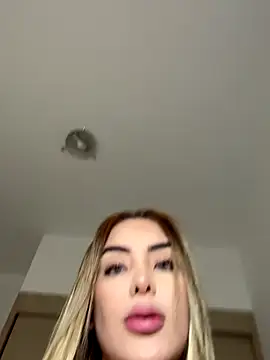 Snapshot of mi_suk11 chatting on October 19, 2025, 7:03 pm mi suk11 online show from October 19, 2025, 7:03 pm