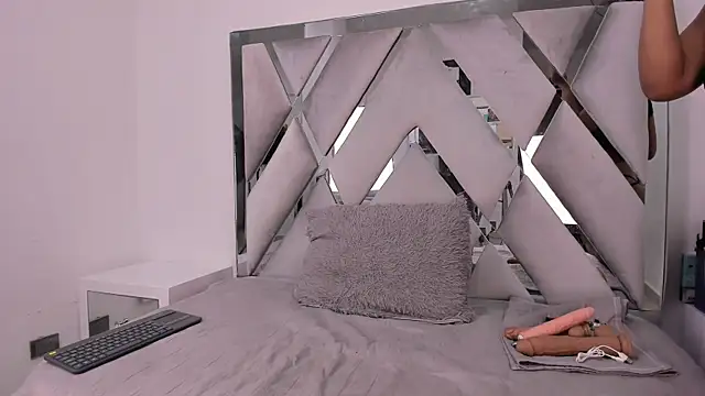 Snapshot of Naughty__Mom chatting on February 4, 2025, 6:17 pm Naughty Mom online show from February 4, 2025, 6:17 pm