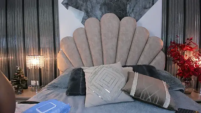 Snapshot of Naughty__Mom chatting on December 18, 2025, 12:55 pm Naughty Mom online show from December 18, 2025, 12:55 pm