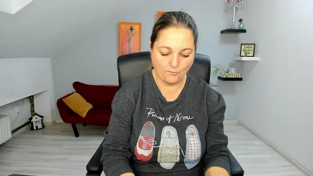 LollaGirl online show from November 25, 2025, 4:12 am