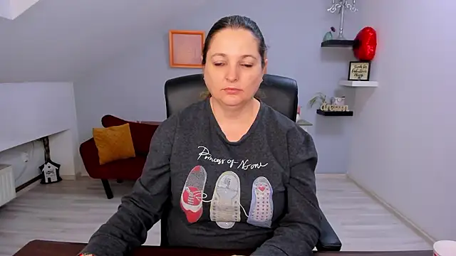 LollaGirl online show from March 4, 2026, 4:07 am