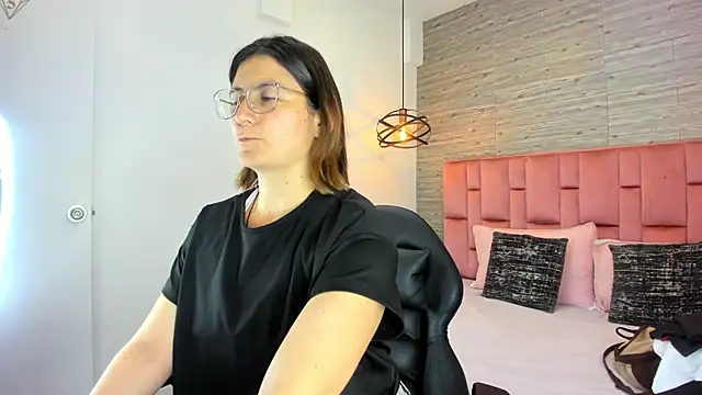 SarahDeyvis online show from September 28, 2025, 2:33 pm