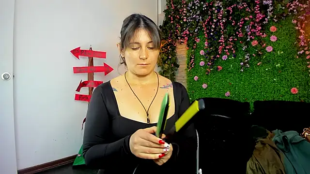 SarahDeyvis online show from November 4, 2025, 1:32 pm