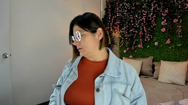 SarahDeyvis online show from December 17, 2025, 1:50 pm