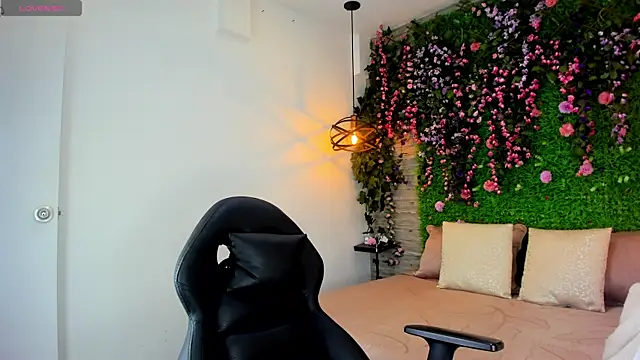 SarahDeyvis online show from December 19, 2025, 2:13 pm