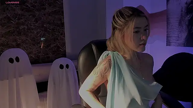 EveBensonX online show from October 21, 2025, 1:23 pm