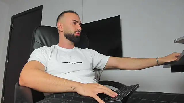 MichaelMasterss online show from September 30, 2025, 8:14 pm