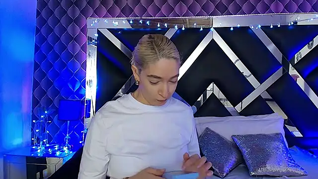 victoriaa lee  online show from February 23, 2026, 7:22 pm