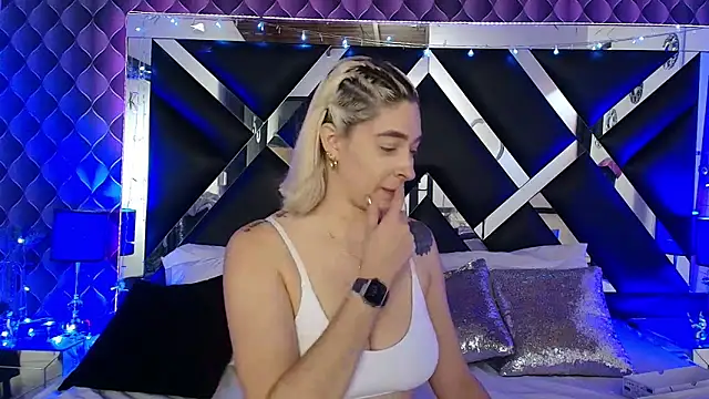 victoriaa lee  online show from March 15, 2026, 7:20 pm