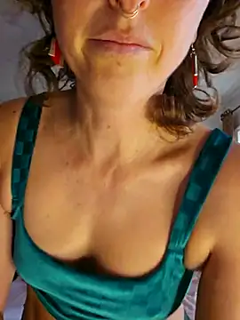 mossy kiss online show from December 21, 2025, 4:03 pm