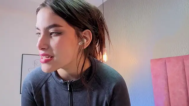 Alexa Thaylor  online show from January 11, 2026, 9:42 pm