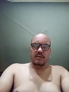 RobertoBuzios22 online show from October 21, 2025, 10:10 pm