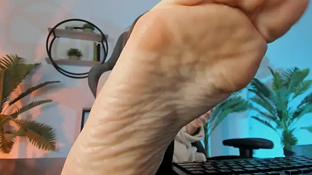 RebeccaMartinez online show from December 19, 2024, 9:18 am