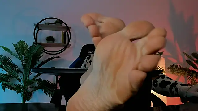 RebeccaMartinez online show from December 22, 2024, 12:05 pm