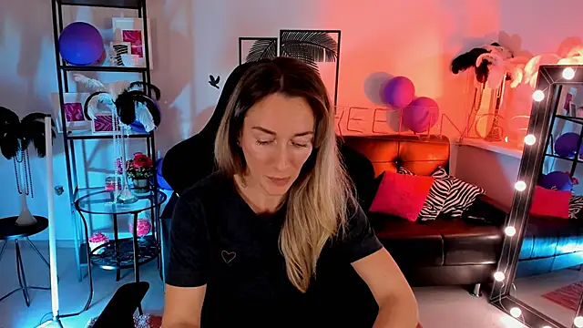 RebeccaMartinez online show from December 23, 2024, 10:53 am