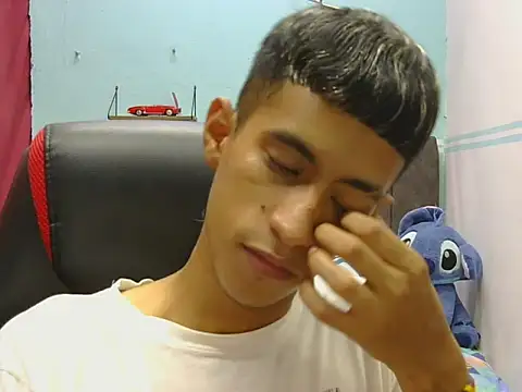 Snapshot of Angelstripboy chatting on May 9, 2026, 5:40 pm Angelstripboy online show from May 9, 2026, 5:40 pm
