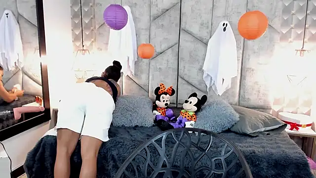 NiicolleMiller online show from October 20, 2025, 12:16 pm