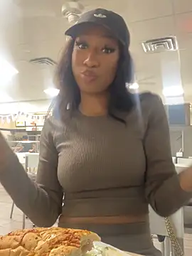 Snapshot of Iceblanca chatting on October 18, 2025, 12:02 am Iceblanca online show from October 18, 2025, 12:02 am