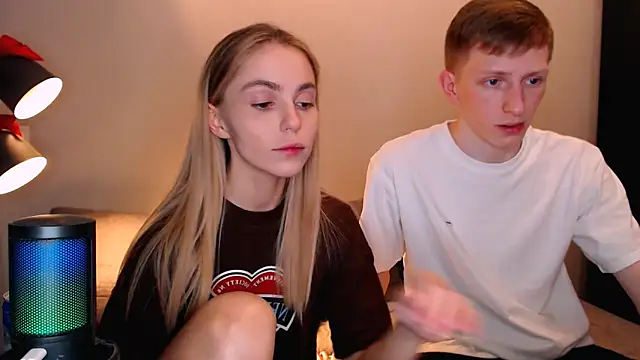 juliaanddima online show from November 11, 2025, 10:10 pm