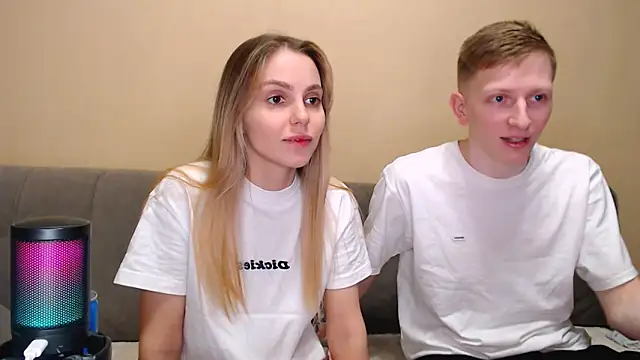 juliaanddima online show from March 4, 2026, 11:00 pm