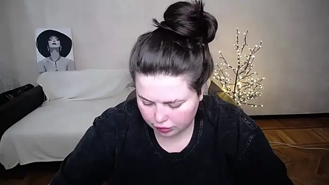 Emily Mo online show from May 20, 2026, 7:47 am