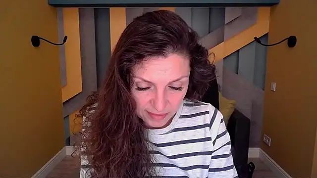 EllaLong online show from April 7, 2026, 11:32 am