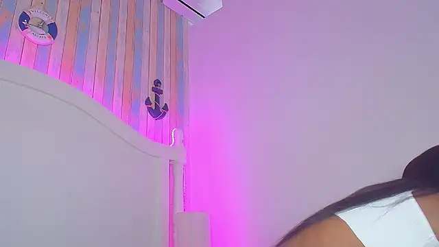 NaiaGils online show from February 18, 2025, 6:47 pm