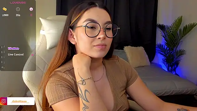 dakottaa  online show from October 1, 2025, 11:33 pm