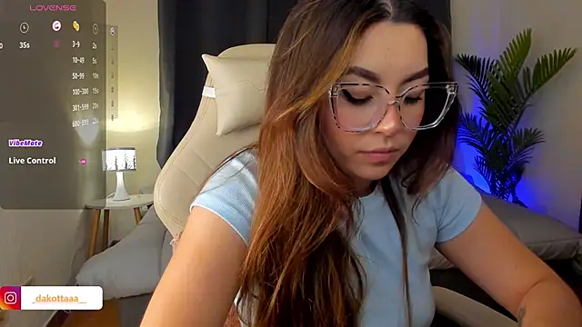 dakottaa  online show from October 20, 2025, 11:38 pm