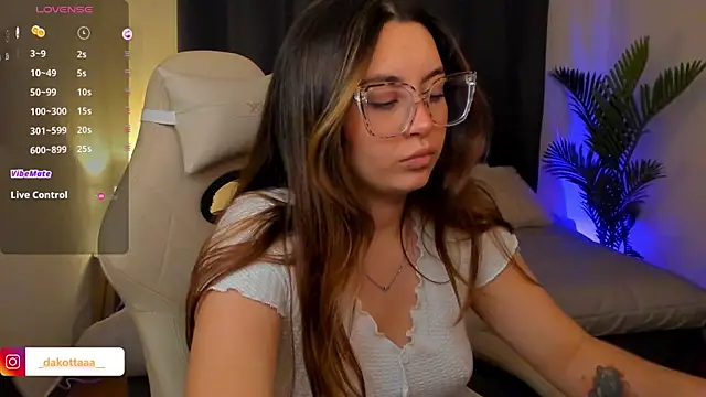 dakottaa  online show from December 17, 2025, 11:33 pm