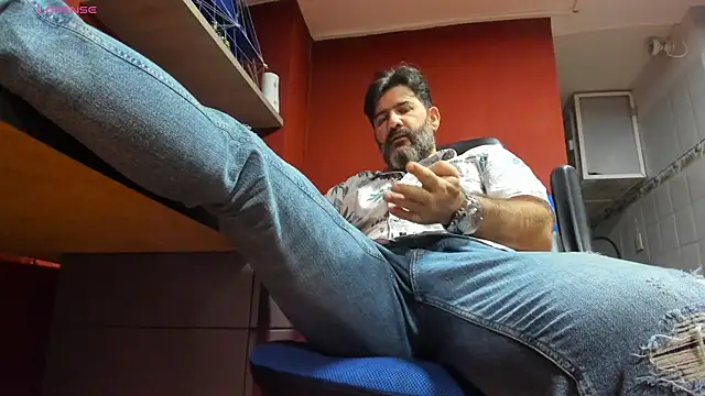 Snapshot of Maxi_TheBigDaddy chatting on February 27, 2025, 4:21 pm Maxi TheBigDaddy online show from February 27, 2025, 4:21 pm