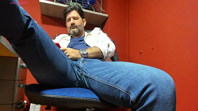 Snapshot of Maxi_TheBigDaddy chatting on March 13, 2025, 12:35 pm Maxi TheBigDaddy online show from March 13, 2025, 12:35 pm