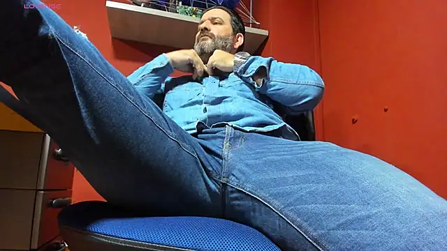 Snapshot of Maxi_TheBigDaddy chatting on March 17, 2025, 12:25 pm Maxi TheBigDaddy online show from March 17, 2025, 12:25 pm