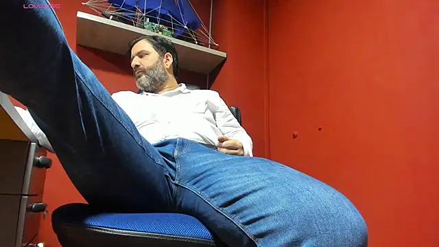 Snapshot of Maxi_TheBigDaddy chatting on March 21, 2025, 1:01 pm Maxi TheBigDaddy online show from March 21, 2025, 1:01 pm